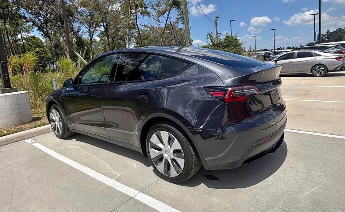 Tesla Model Y 2024