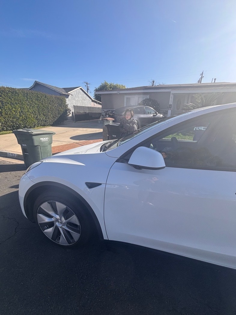 Tesla Model Y 2024