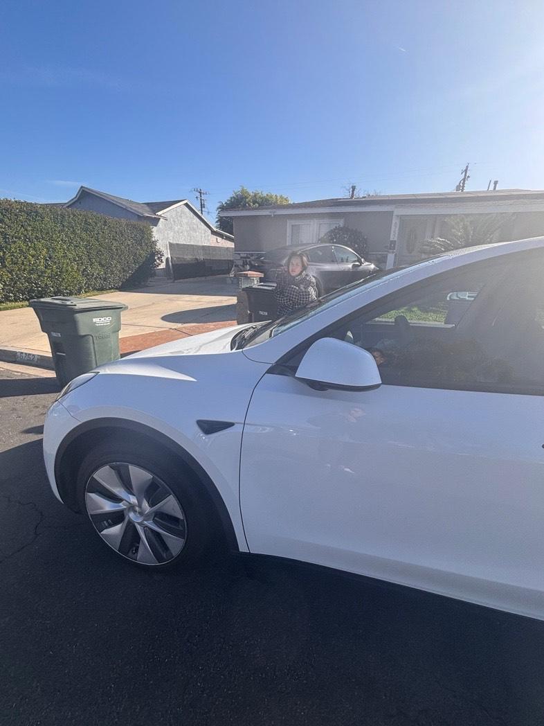 Tesla Model Y 2024