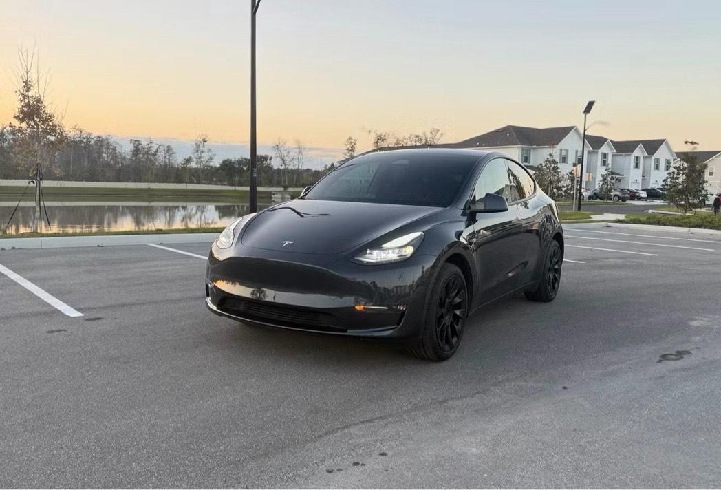 Tesla Model Y 2024